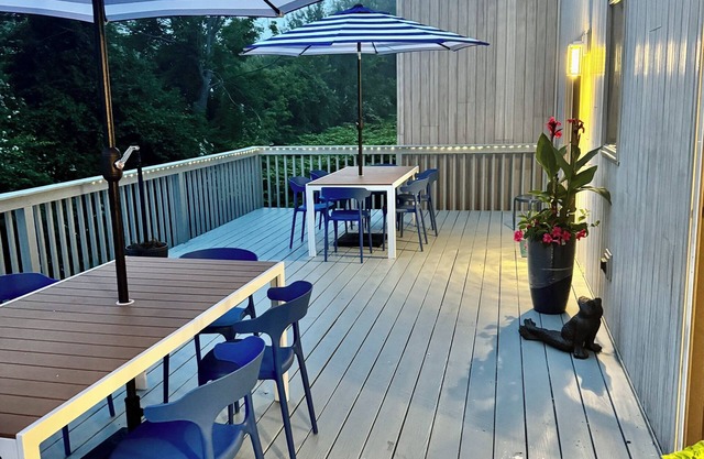 Walk to Beach ! 5 Bedrooms with adjustable beds sleeps 14 Theater Room Big Deck