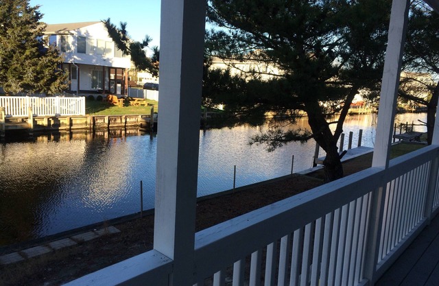 Walk To Beach From Updated Waterfront Dog Friendly Cottage