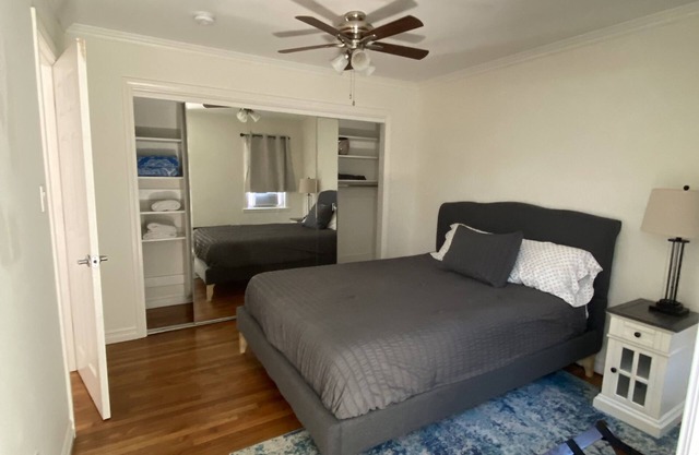 Walk to Beach, Parking Laundry AC & Patio, Classic & Comfortable Beach Cottage