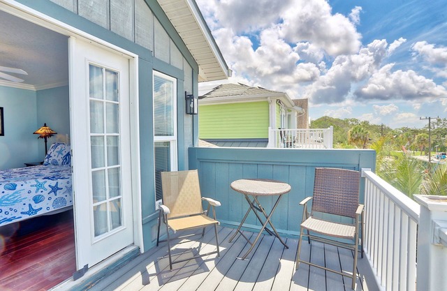 ☀️Walk to Beach🐬Private Deck🌴Comfort Cove🌊Walking Distance to Restaurants