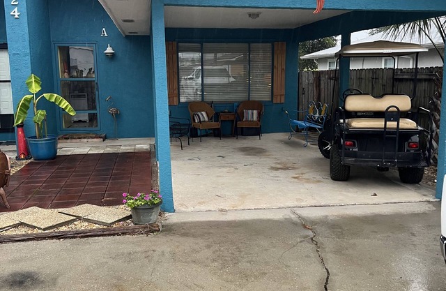 Walk to beach or boat ramp. Great snow bird monthly special.