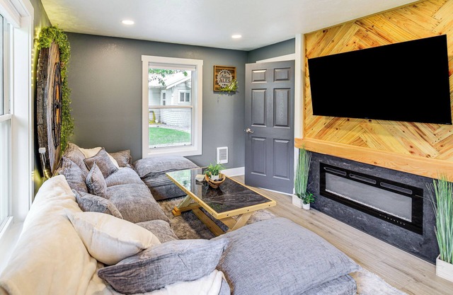 Walk to Campus & Riverfront Park: Missoula Gem!