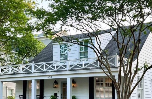 Walk to Campus & Square*Pets Welcome*Luxury Home