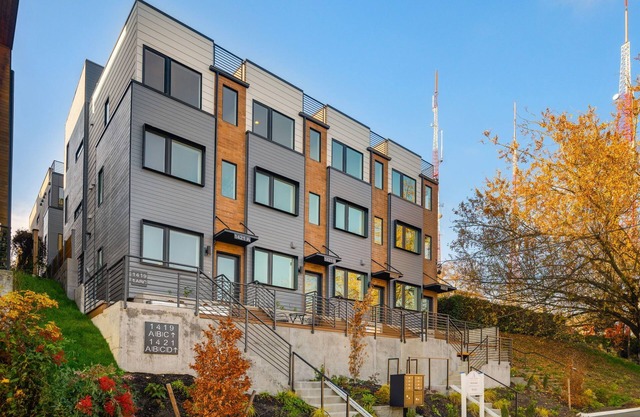 Walk to CapHill 4B2.5B Sleeps 12 w/Rooftop deck