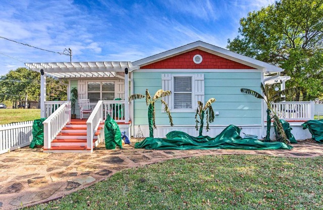 Walk to Cedar Creek Reservoir Home with Fire Pit!