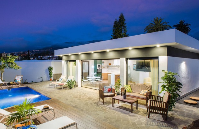 Walk to center Private Villa & Private Pool, BBQ, walk to town!