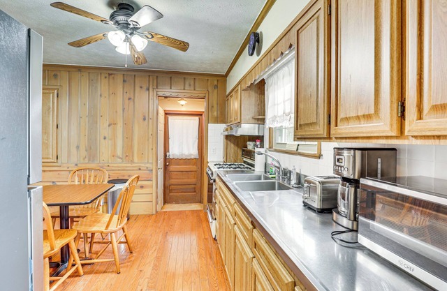 Walk to Centennial Park: Apartment w/Garage!