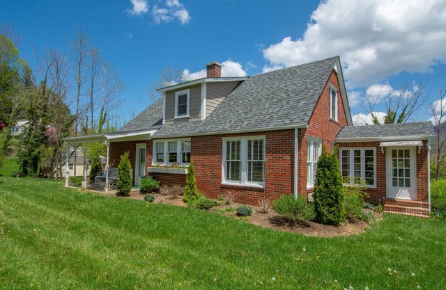 Walk to Downtown West Jefferson! Farmers Market, Breweries + MORE