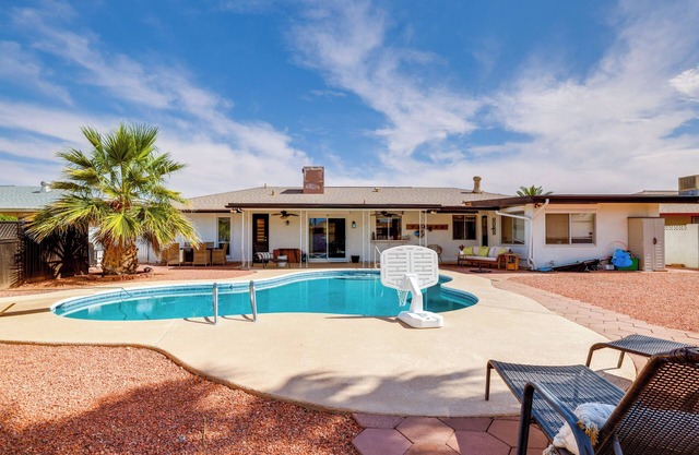 Walk to Golf Club: Sun City Home w/Private Pool!