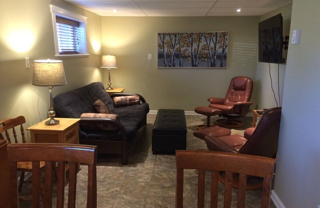 Walk to Hospital, business and restaurant district - Downstairs Suite -