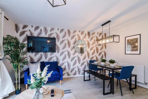 Walk to JLR & Airport-3 Bedrooms Driveway for 2- Sleeps 9- 3 WC-Speke Boulevard-South Liverpool-Sleeps 9 - Fully Equipped Home - Longer Stays Available Lower - Regular Work Stays Welcome - ARZ Stays