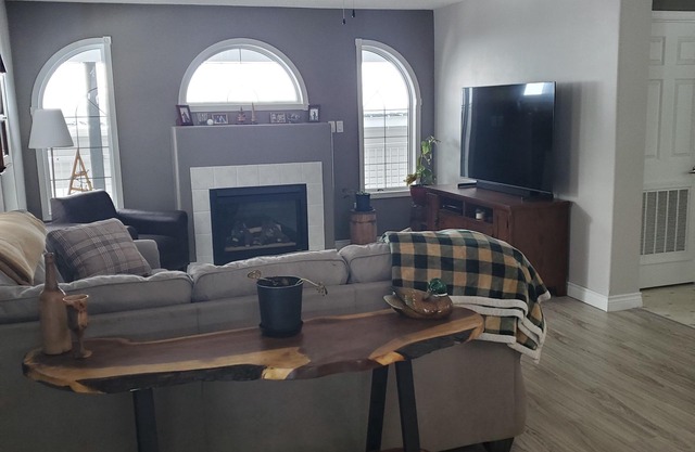 Walk to kokanee springs golf...short drive to kootenay lake