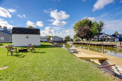 Walk to Lagoon Saloon! Chic Home on Nugents Canal