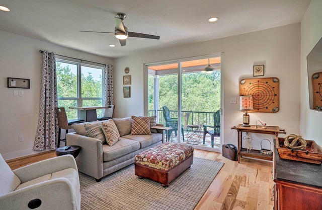 Walk to Lake Austin: Spacious Getaway w/Patio