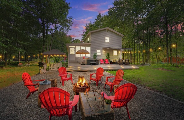 Walk to Lake & Pool! Hot Tub, Air Hockey, Pool Table, Boat Rental, BBQ, Fire Pit