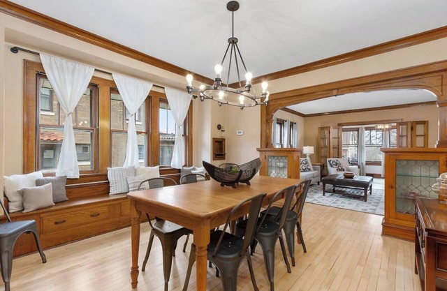 Walk to Lawrence and Downtown! Ping-pong & Darts