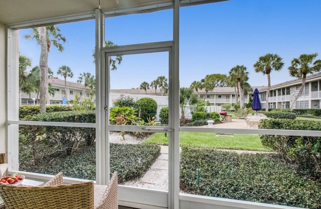 Walk to Lido Beach, Walk to Armand Cir with Dining & Shopping, WiFi, Xfinity, 2TV's, Heated Pool/Spa