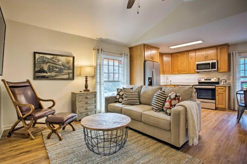 Walk to Main Street Eats Remodeled Saluda Apt