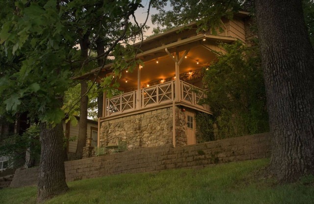 Walk to Old Downtown Hollister-Eclectic Treasure Cottage with Private Hottub