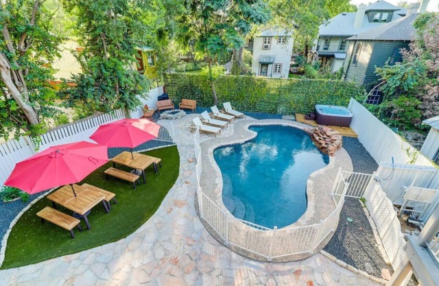 Walk to River Walk~Heated Pool~HotTub~Sleeps 13