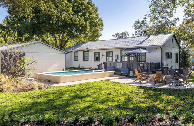 Walk to Round Top's best food, bars, and shops! Relax by the pool & fire pit. Kobza Cottage