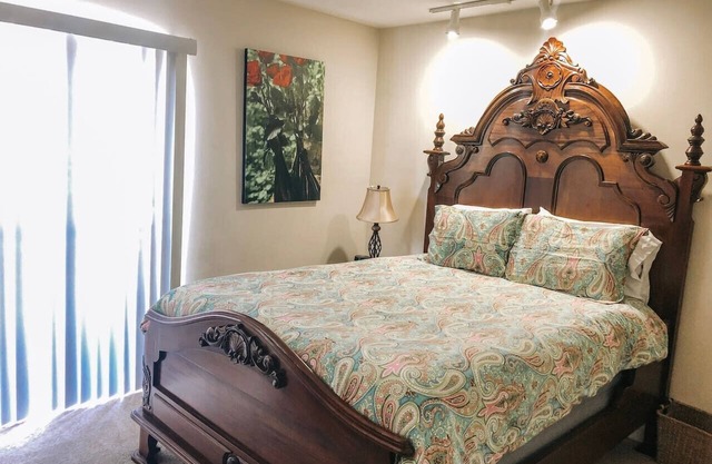 Walk to Shands & VA Hospital, UF, Pool Access