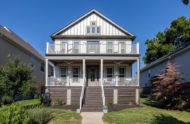 Walk to Stadium & Downtown/King Beds/Porches/Cardio Equip