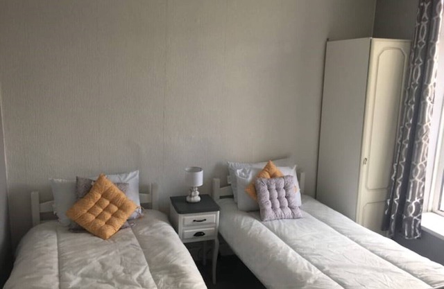 Walk to the Beach! 2 bed Swansea Centre Flat Sleeps 6
