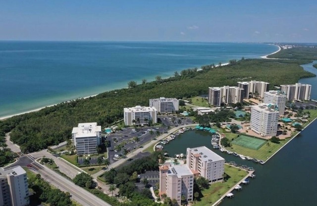Walk to the beach! 2 Bedroom Condo