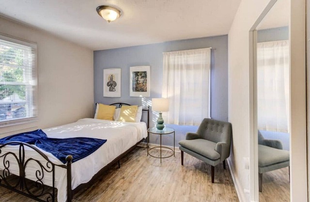 Walk to the best of Midtown! Charming Cottage