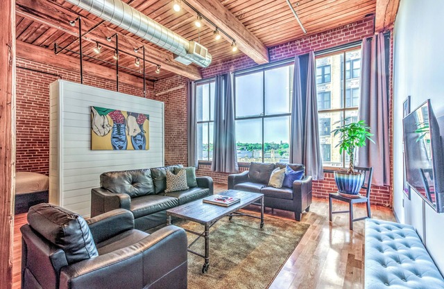 Walk to the City Museum! Large 3BR Loft Downtown