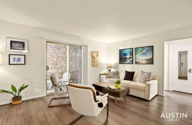 Walk to the Golf Course! 2BD Apt + Pool + Parking