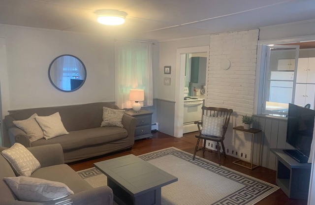 Walk to the seawall, enjoy the amenities of the Pier and 2 beach passes!