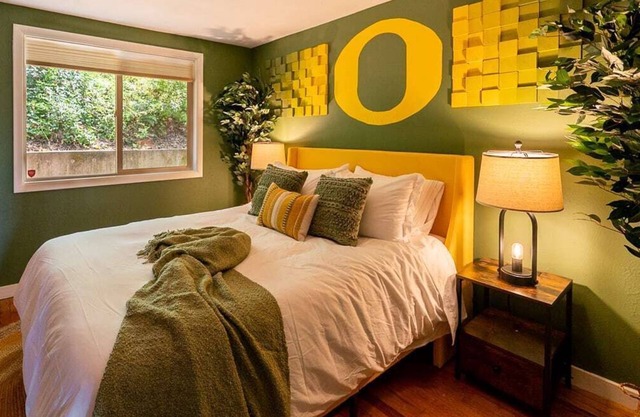 Walk to U of O! View with 2 decks/firepit/comfy!