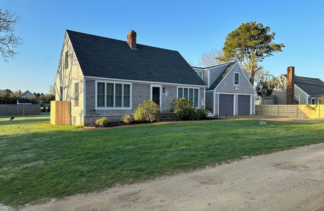 Walk to Village Bike to beach - AC, 4 BdRms 3 Full Baths, Immaculate!