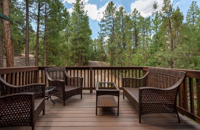 Walk to Woodland Lake for fishing:Pinetop Paradise