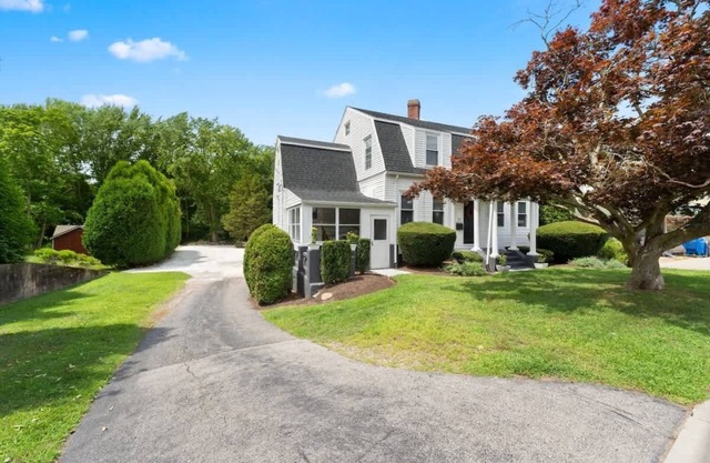 Walkable 4BR in Barrington – Near Beach & Bike Path