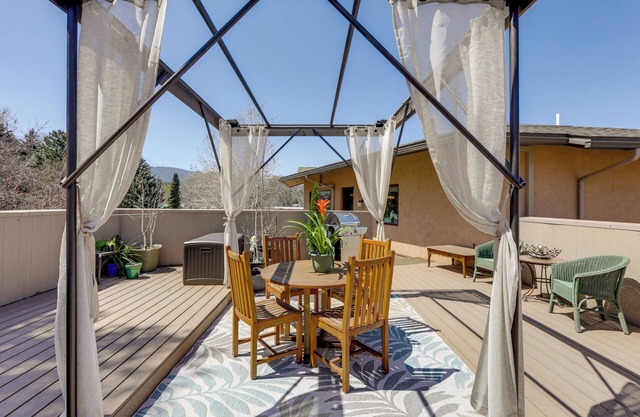 Walkable Apt in Carbondale: 'Luxury Artist's Loft'