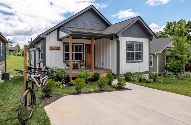 Walkable Downtown 5BR - Hot Tub + Resort Access