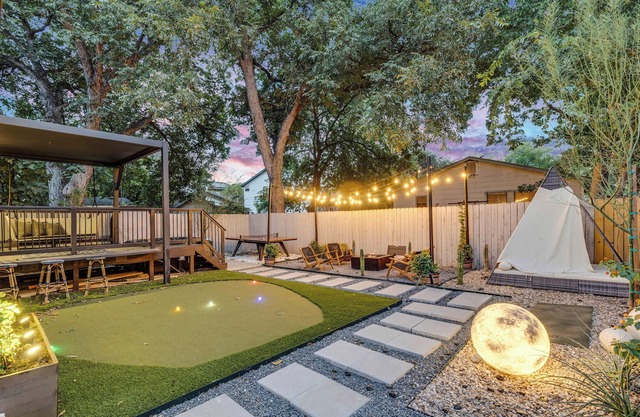 Walkable East Austin Oasis with Jacuzzi