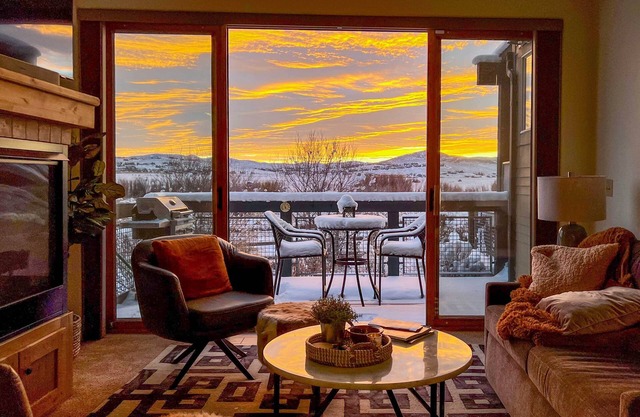 Walkable Park Mountain Getaway: Hot Tub & Views!