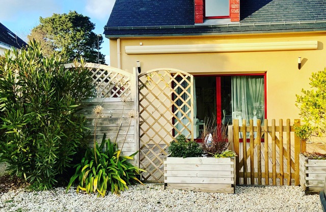 Walking distance to beach, bicycles available 3* family home: sleeps 9