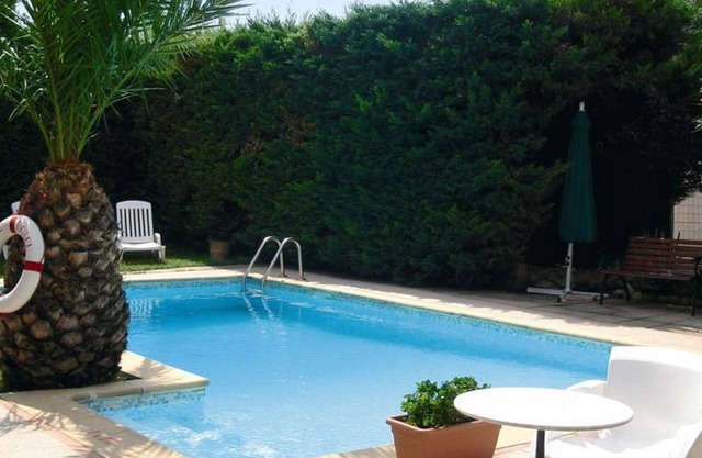 Walking Distance to Downtown Aix-en-Provence! Pet-friendly, Self Parking & Pool!