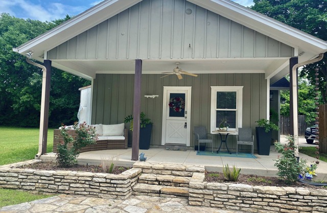Walking distance to Historic Downtown Grapevine