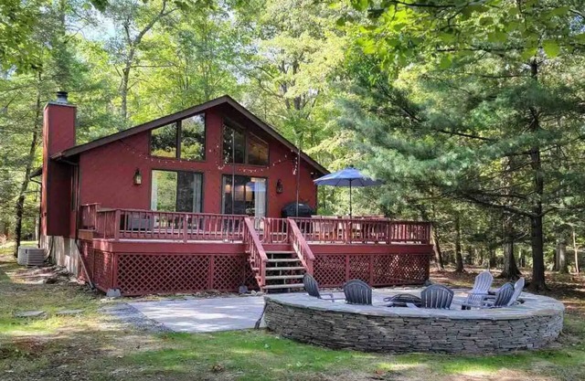 Walking distance to lakes and golf course