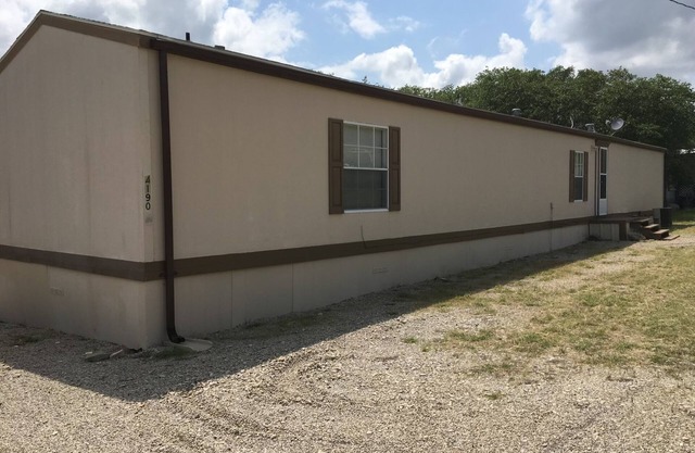 Walking distance to Lake Brownwood! Wildlife come right up to the deck!