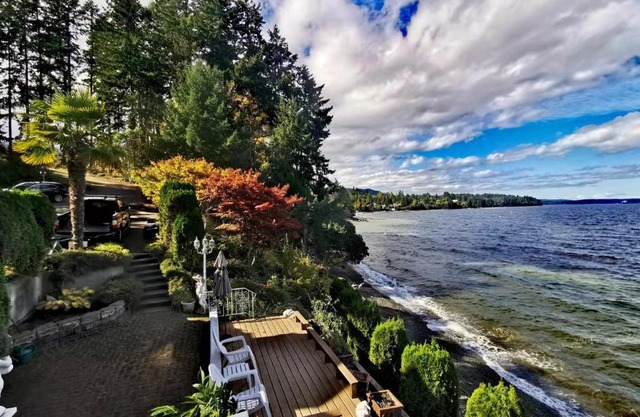 Walkon Waterfront Castle Cove Inn