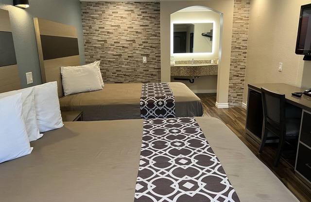 Walnut Inn & Suites West Covina