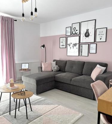 Wanderlust Home Pink, Rasnov Apt for 4, Wifi and Free Parking