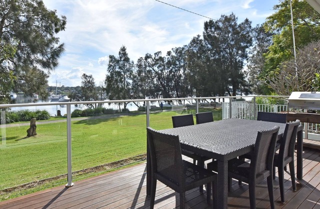 Wangi Lakehouse - renovated Lake Macquarie lakefront Location